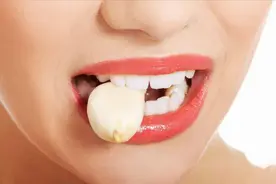 满口大蒜味怎么快速去除？不用刷牙，教你这4招，一辈子都受用视频封面