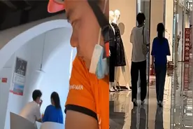 女儿和男同学出去玩，父亲不放心找来跑腿全天跟着，网友看后炸锅视频封面