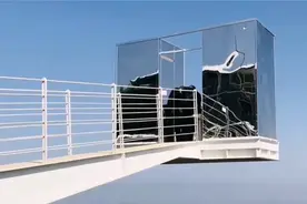 景区在百米悬崖上建“飞天厕所”，工作人员：游客观景比如厕多