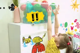 女孩在争抢玩具，被妈妈发现，快来看看妈妈拿玩具制作了什么？视频封面