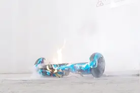 电动平衡车充电15分钟 冒烟爆炸视频封面