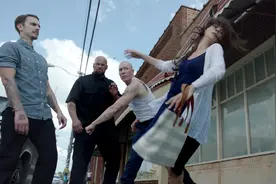 孕妇街头被狂踢肚子，怎料她丈夫是警察，直接去监狱复仇，电影视频封面