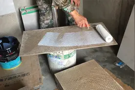 瓷砖背胶正确使用方法，刷完背胶几天后贴最好？刷瓷砖背胶好不好视频封面
