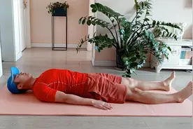 平躺腰部悬空发酸，每天睡前试试这样拉伸，一觉到天亮