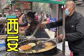 西安早市里的菜盒摊，4元一个两种馅，一早上排队十几米