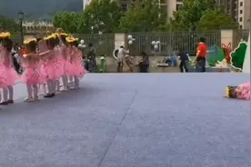 幼儿园六一表演跳舞，“蝴蝶宝宝”竟直接在台上睡着：睡姿可爱！视频封面