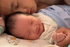 太暖了！20多天宝宝在爸爸怀里睡觉 妈妈记录宝宝暖心一幕视频封面