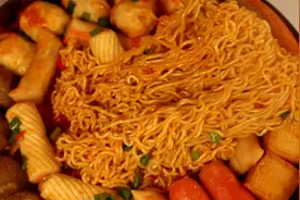 冬天必吃榜单，自制番茄浓汤泡面锅，真的非常美味！