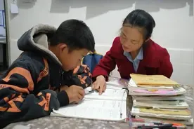 男孩放学后找曾经的支教老师补课，老师：只要孩子愿意都能来视频封面