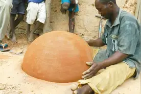 非洲手艺人制作球形陶罐，工具简单成品惊艳，太厉害了！视频封面