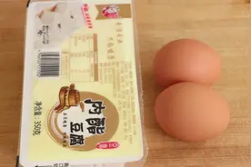 内酯豆腐搭配2个鸡蛋，简单一做，鲜香嫩滑，营养解馋，家人爱吃