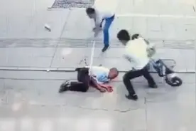 见义勇为！男子醉酒后持刀伤人 路边店主挺身而出将其一棍撂倒视频封面