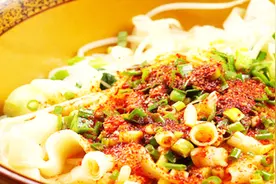 老师傅教你陕西经典面食：油泼面！配方比例精确到克，开店也不输