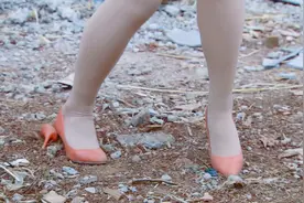 付出：美女穿高跟鞋工地考察，结果鞋跟崴掉，幸好有暖心小伙护送视频封面