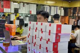 深圳华强北手机批发市场，背包客带你淘手机，年入百万问题不大视频封面