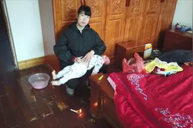 小宝半夜上吐下泻，小希动用老祖宗的土方法，大家说管用吗？