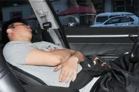 高速服务区睡一觉，下高速直接罚1000元，车主崩溃：睡觉也罚？视频封面