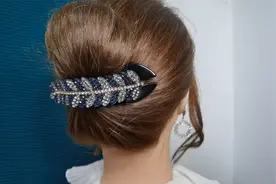 搭配旗袍的“发型”这款是首选，女王范很足的扎发