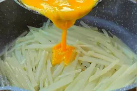 早餐别出去买，教你懒人做法，土豆加鸡蛋，5分钟出锅，太香了