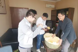 砍开2个巨型南瓜，种子会有多少？全部免费送给大家视频封面