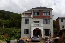 俗语“大房压小房，两眼泪汪汪”，农村盖房有何讲究？有道理吗？视频封面