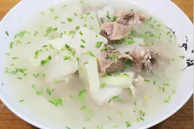 冬瓜排骨汤这样做才美味，排骨软烂入味，冬瓜透明不烂，做法简单