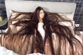 美女已经28年没理过头发了，披散在床上那一刻，那画面 太美好了视频封面