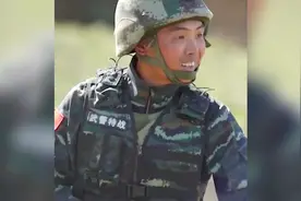 TNT炸药手递手等引线燃尽！战士表情凝重班长嬉笑：玩个刺激的！视频封面