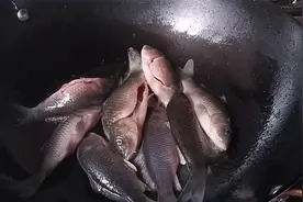 广西人爱吃的黄豆焖小鱼，做法简单又美味，下酒下饭都不错视频封面