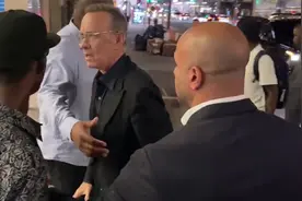 美国演员汤姆汉克斯因老婆被人撞到，当场气到怒怼粉丝：别碰她！视频封面