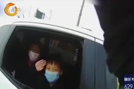 暖心！山东：执勤交警偶遇暖心姐弟，小朋友送糖又敬礼萌化众人视频封面