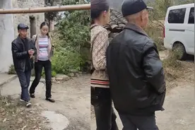 母亲去世后女儿来接父亲，锁门那一刻哭得像个孩子：大半辈子的家视频封面