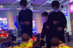 意外收获！萌娃成功要到帅气叔叔微信号为小姨“牵上红线”视频封面