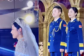 婚礼现场，新郎新娘脱下礼服换上军装，瞬间大变样惊艳全场！视频封面