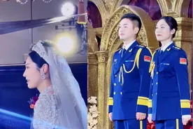 婚礼现场，新郎新娘脱下礼服换上军装，瞬间大变样惊艳全场！视频封面