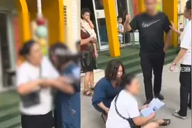 老师故意不让孩子上厕所致其生病？家长校门前崩溃大喊：毁灭人性视频封面
