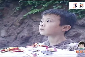 退伍老兵街边卖军功章，首长一看见立马叫回家！视频封面