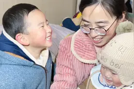 静静和妈妈嫂子视频聊天，嫂子感觉和头胎不一样，静静：生个闺女视频封面