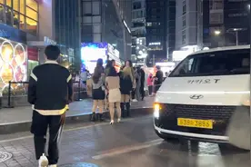 韩国首尔街拍帅哥美女繁华闹市视频封面
