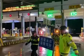 湖南多地降雪，交警连夜撒盐除冰，确保高速畅通！|都市晚间视频封面