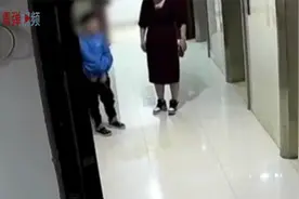 熊孩子在电梯厅撒尿 被大人提示有监控后还竖起中指