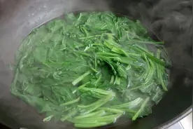 菠菜绰水多长时间，就去除草酸了呢？我也是刚知道，一定提醒家人视频封面