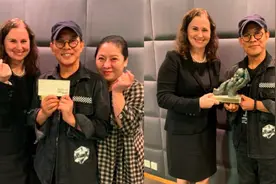 李连杰向太捐百万给孤儿，李连杰侃侃而谈精神好，陈岚素颜超亲切视频封面