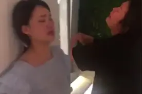女子酒后哭诉求安慰！闺蜜上前拥抱却抱了个寂寞，在场众人笑喷视频封面