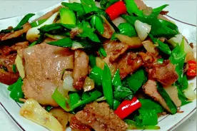 亲戚给了块纯肥的煮熟的土猪肉，加上蒜苗辣椒简单一炒，太费饭视频封面