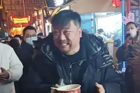 《狂飙》徐江现身沈阳夜市，和粉丝亲切合影侃大山，毫无明星架子视频封面