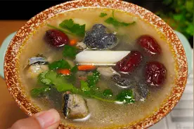 炖鸡汤，牢记“两放2不放”的诀窍，汤鲜味美不油腻，营养又美味视频封面