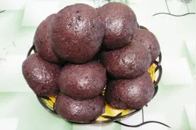 黑米加上面粉做成发面馒头，特别适合老人食用，营养健康，易消化视频封面