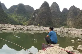 深山天池车路不通，小伙步行一小时进入，里面简直就是钓鱼天堂视频封面