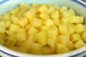 土豆切成小丁，教你好吃做法，快速解决全家人晚餐，简单又营养视频封面